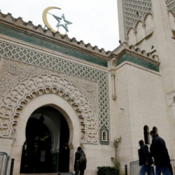 En France, à peine adoptée, la "charte des principes" de l'islam ne fait pas l'unanimité. Pourquoi ?